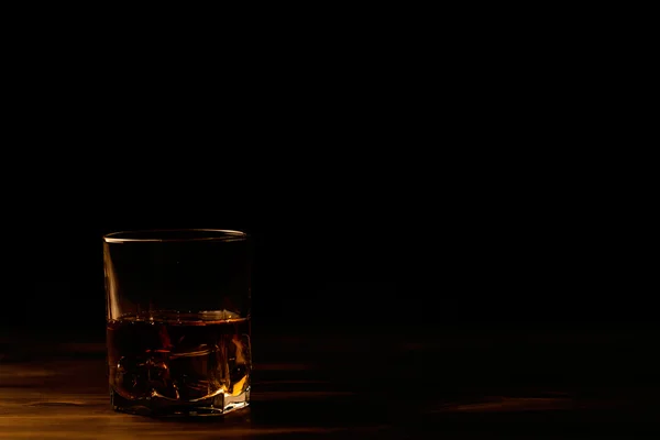 Vaso de whisky con hielo sobre una mesa de madera. Coñac, brandy . — Foto de Stock