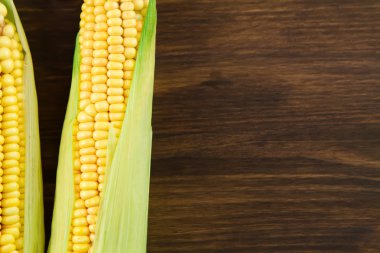 Mısır ahşap arka plan üzerinde taze olgun kulaklar