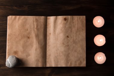 Aroma mumlar ve ahşap arka plan boş vintage açık kitap güzel Spa kompozisyonu. Tedavi, Aromaterapi