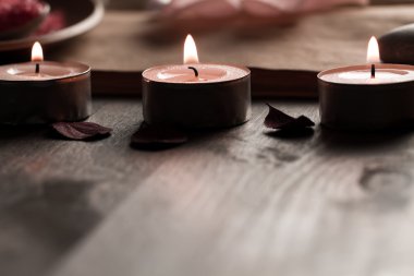 Aroma mumlar ve ahşap arka plan boş vintage açık kitap güzel Spa kompozisyonu. Tedavi, Aromaterapi