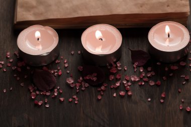 Aroma mumlar ve ahşap arka plan boş vintage açık kitap güzel Spa kompozisyonu. Tedavi, Aromaterapi