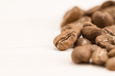 Arka plan kahve. Eski ahşap zemin üzerine kavrulmuş fasulye