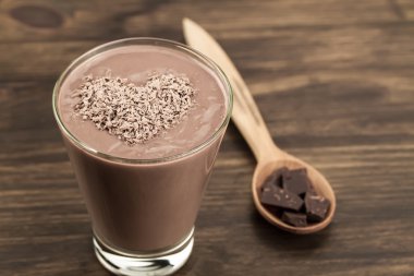 ahşap arka plan üzerinde kalp ile lezzetli çikolatalı milkshake. Kokteyl, smoothies