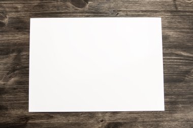 Tahta masadaki boş kağıt.