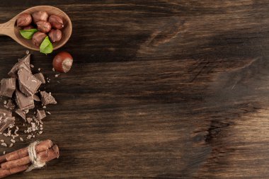 Kabuklu Fındık, kavrulmuş kahve çekirdekleri, tarçın ahşap zemin üzerine yakın kadar