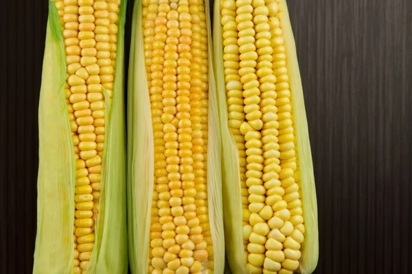 Fresh ripe ears of corn on wooden background — Stock Photo, Image