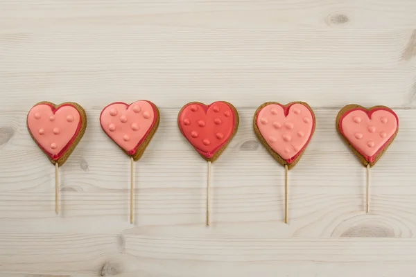 Смачне свіже печиво у формі серця на дерев'яному фоні . — стокове фото