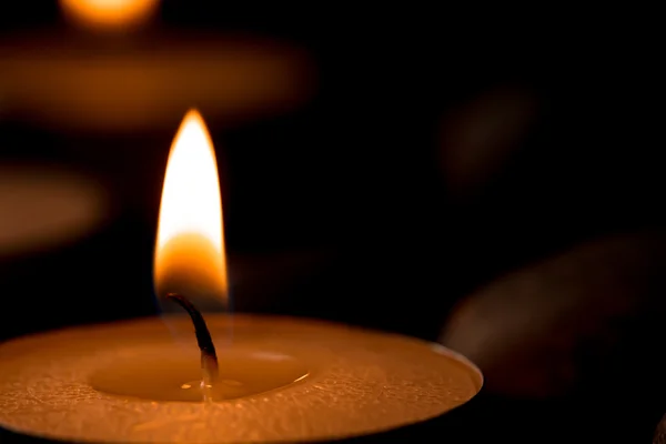 Hermosa composición Spa con velas de aroma en madera. Tratamiento, aromaterapia —  Fotos de Stock