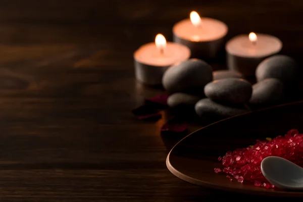 Hermosa composición Spa con velas de aroma en madera. Tratamiento, aromaterapia — Foto de Stock