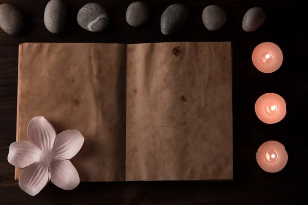 Aroma mumlar ve ahşap arka plan boş vintage açık kitap güzel Spa kompozisyonu. Tedavi, Aromaterapi