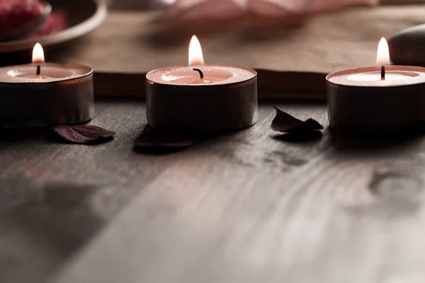 Bella composizione Spa con candele aromatiche e libro aperto vintage vuoto su sfondo in legno. Trattamento, aromaterapia — Foto Stock