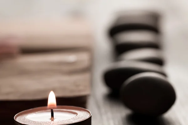 Bella composizione Spa con candele aromatiche e libro aperto vintage vuoto su sfondo in legno. Trattamento, aromaterapia — Foto Stock
