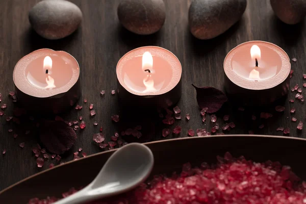 Hermosa composición Spa con velas de aroma en madera. Tratamiento, aromaterapia — Foto de Stock