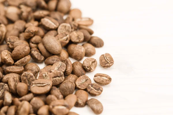 Hintergrund-Kaffee. geröstete Bohnen auf altem Holzgrund — Stockfoto