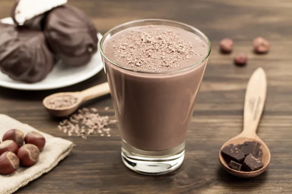 Delicioso batido de chocolate com coração no fundo de madeira. Cocktail, smoothies — Fotografia de Stock