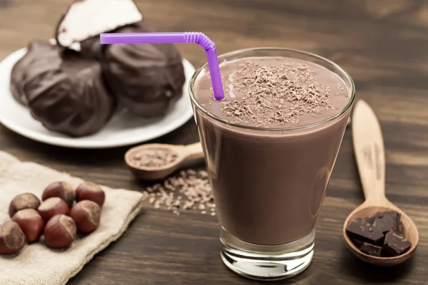 Delicioso batido de chocolate com coração no fundo de madeira. Cocktail, smoothies — Fotografia de Stock