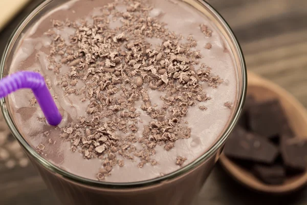 Heerlijke chocolade schudden met hart op houten achtergrond. Cocktail, smoothies — Stockfoto