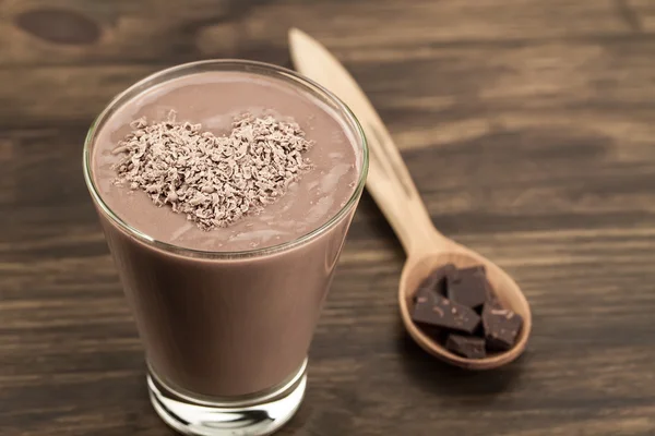 ahşap arka plan üzerinde kalp ile lezzetli çikolatalı milkshake. Kokteyl, smoothies