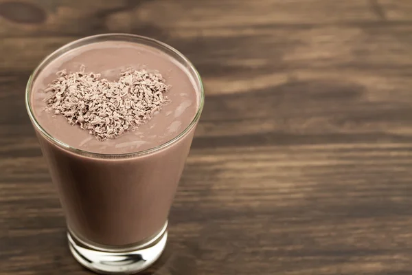 Heerlijke chocolade schudden met hart op houten achtergrond. Cocktail, smoothies — Stockfoto