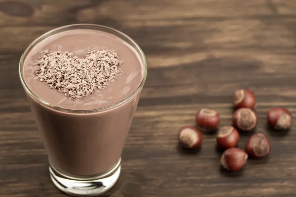 Heerlijke chocolade schudden met hart op houten achtergrond. Cocktail, smoothies — Stockfoto