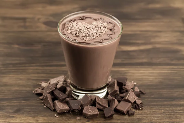 Delicioso batido de chocolate com coração no fundo de madeira. Cocktail, smoothies — Fotografia de Stock