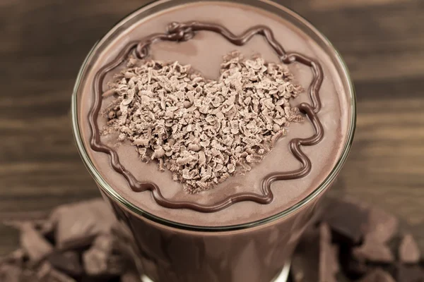 Heerlijke chocolade schudden met hart op houten achtergrond. Cocktail, smoothies — Stockfoto