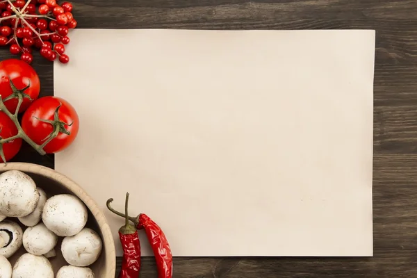 Blatt altes Vintage-Papier mit Tomaten, Champignons, Chilischoten auf gealtertem Holzgrund. gesunde vegetarische Kost. Rezept, Menü, Attrappe, Kochen. — Stockfoto