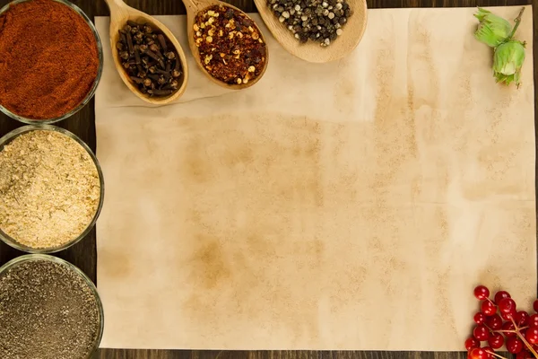 Hoja de papel viejo vintage con especias sobre fondo de madera. Comida vegetariana saludable. Receta, menú, maqueta, cocina . — Foto de Stock