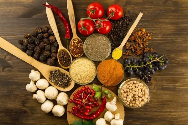 Wooden table with colorful spices, herbs and vegetables.  Asian cuisine — Stock Photo, Image