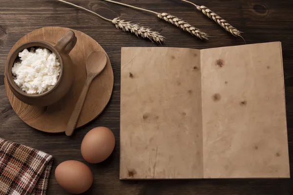 Fresh tasty curd in pot on wooden background. Homemade, cottage cheese — 스톡 사진