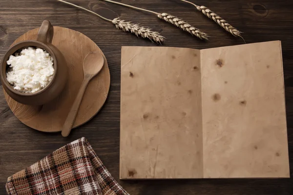 Fresh tasty curd in pot on wooden background. Homemade, cottage cheese — Zdjęcie stockowe