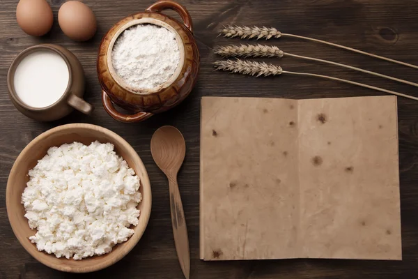 Fresh tasty curd in pot on wooden background. Homemade, cottage cheese — 스톡 사진