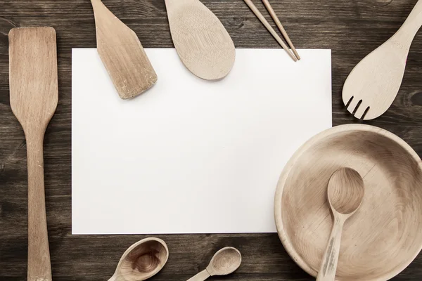 Hoja de papel blanco con utensilios sobre el fondo de madera viejo. Prepárate. — Foto de Stock