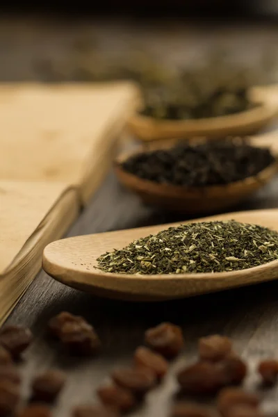 çay toplama, çiçekler, ahşap arka plan üzerinde eski açık kitap. Menüsü, yemek tarifi, alay etmek yukarıya