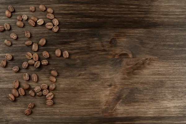 Café de fond. Haricots rôtis sur un vieux fond en bois — Photo