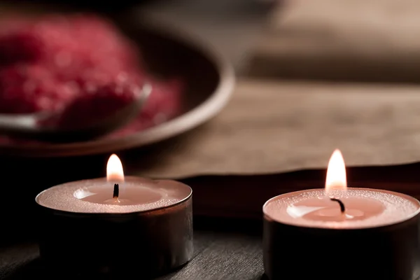 Hermosa composición Spa con velas de aroma y libro abierto vintage vacío sobre fondo de madera. Tratamiento, aromaterapia Imagen De Stock