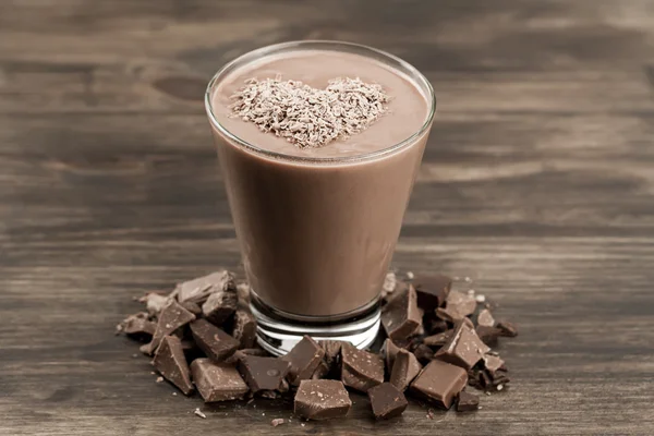 Delicioso batido de chocolate con corazón sobre fondo de madera. Cóctel, batidos Imagen De Stock