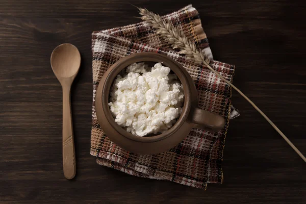 Fresh tasty curd in pot on wooden background. Homemade, cottage cheese 로열티 프리 스톡 사진