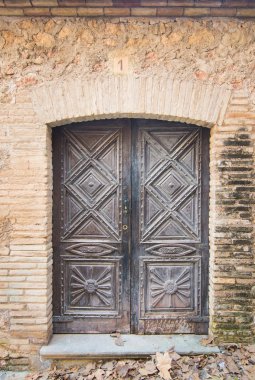 Miravet, Tarragona, İspanya 'da bir evin eski kapısı.