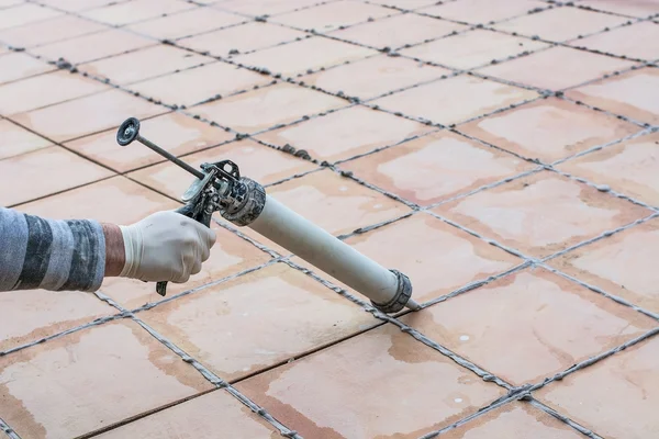 Applying Silicone Boards Tiled Floor — Stock Photo, Image