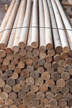 Tedavi edilen tahta kazıklar otomatik olarak istiflenir