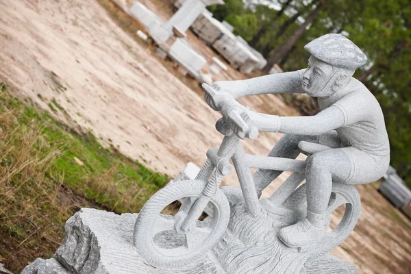 Cycliste Avec Son Vélo Montagne Sculpté Dans Pierre Granit — Photo