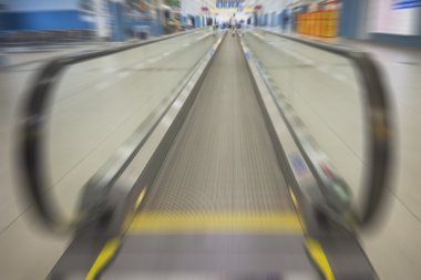 İnsanları havaalanına taşımak için yürüme yolu