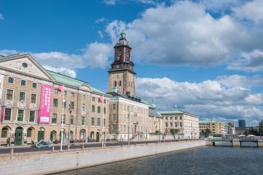 Şehir Müzesi ile büyük liman kanalı'nın görünümü