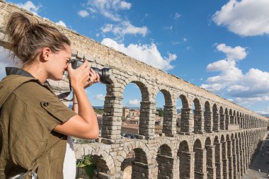 bir fotoğraf su kemeri Segovia, İspanya'nın içinde alarak genç kız