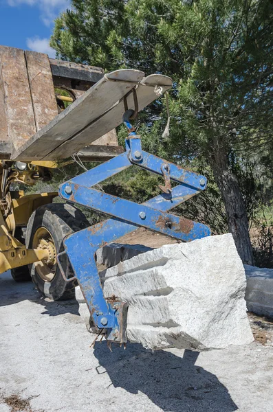 채 석 장에서 화강암 돌을 운반 하는 기계 — 스톡 사진