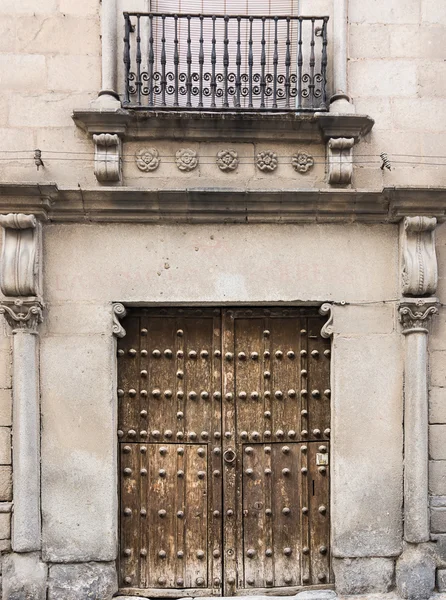 Façade d'une maison avec vieille porte dans la ville de Ségovie — Photo