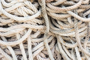 balıkçı teknesi içinde kullanılan yığılmış ip
