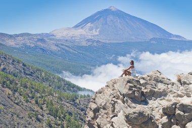 Tenerife Adası üzerinde poz kız