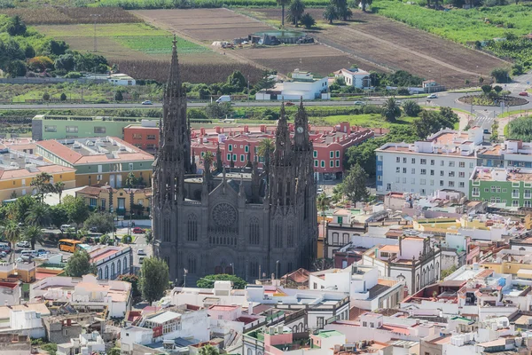 Загальний вигляд в місті, в Gran Canaria, Іспанія, церква Arucas. — стокове фото